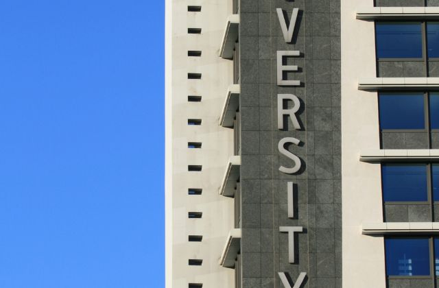 SnowMan向井康二の大学はどこ？実は頭いい？偏差値や学部は？留年についての真相や大学時代エピソードまで紹介